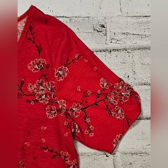 Lularoe Morgan Red Floral Print T-Shirt Ruched Sleeve NWOT - Picture 4 of 6